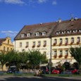 Hotel Česká Koruna Adresa: Masarykovo náměstí 60, 40501 Děčín II
Telefon: +420412516104, +420412516250
webové stránky
Hotel Česká Koruna nabízí 43 pokojů. V hotelu se nachází recepce – směnárna, restaurace, kavárna, konferenční sál, salónek a letní předzahrádka.