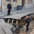 Poškození plynovodu, které mohlo mít závažné důsledky, zabránili děčínští strážníci díky všímavosti jednoho z občanů. Ten včera ve večerních hodinách nahlásil na tísňovou linku městské policie 156, že v ul. Jiřího z Poděbrad se propadla část výkopu a hrozilo nebezpečí zřícení části vozovky, pod kterou se nacházela plynová přípojka do blízkého domu.
Operační služba nebezpečí havárie ihned nahlásila plynárenské společnosti, která [...]