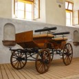 Od července oživí prostor zámecké konírny staré kočáry a saně ze sbírek Muzea historických kočárů v Čechách pod Kosířem. Jeho zakladatele Václava Obra jsme se zeptali …

 Co si vlastně návštěvníci budou moci v konírně prohlédnout?
Jedná se o celkem pět kočárů a dvoje saně. Pochází vesměs z konce 19. století a ilustrují tak tehdejší produkci na [...]