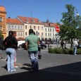 Starostové měst a obcí ve Šluknovském výběžku napsali otevřený dopis premiérovi Petru Nečasovi. V listu jej jednak obviňují z nečinnosti a nezájmu o problémy severních Čech a zároveň jej žádají, aby přijel a pomohl jim.
Starostové obcí na Šluknovsku už čtvrtý týden řeší nepokoje mezi místními obyvateli. Pod okny zdejších domů pochodují týden co týden extrémní [...]