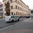 Ve škole je bomba
DĚČÍN – Třináctého května letošního roku řešili děčínští kriminalisté oznámení z tísňové linky. Mužský hlas oznamoval v 17.57 hodin uložení bomby v základní škole v Březinách. Policisté se ponořili do případu s absolutním nasazením, a tak se na konci jejich práce objevila konkrétní osoba. O devadesát minut později již přiváželi na policejní [...]