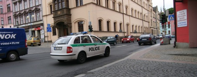 Ve škole je bomba
DĚČÍN – Třináctého května letošního roku řešili děčínští kriminalisté oznámení z tísňové linky. Mužský hlas oznamoval v 17.57 hodin uložení bomby v základní škole v Březinách. Policisté se ponořili do případu s absolutním nasazením, a tak se na konci jejich práce objevila konkrétní osoba. O devadesát minut později již přiváželi na policejní [...]