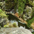 …takovými a dalšími podobnými adjektivy by se dala ozdobit zážitková plavba na pramicích soutěskou Obere Schleuse u Hinterhermsdorfu. Slovy však nelze vyjádřit tu nádheru všude kolem vás… To musíte zažít!
První co vás překvapí, je tajemný klid. Neuvěřitelné ticho uprostřed první zóny Národního parku Saské Švýcarsko. Jako by se zde na dně hluboké soutěsky zastavil čas. [...]