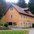 Altes Zeughaus neboli „Stará Zbrojnice“ ztracena uprostřed hlubokých lesů, daleko od civilizace a přece tak blízko. Poprvé zmiňována r. 1642 jako zbrojnice, poté útočiště panských lovců, skladiště, hospoda, rekreační objekt Ministerstva bezpečnosti NDR a nakonec zase restaurace.
V sobotu 31. 3. se opět otevřelo místo, které dýchá historií – restaurace Altes Zeughaus. Tajemné místo v hlubokém [...]