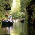 Hřensko na Děčínsku je jen pár dnů po povodních a do obce mezi skalami se vrací život a především turisté. Provozovatelé restaurací a cukráren se připravují na turistickou sezonu.
Jezdí sem nejen lidé z Čech, ale i ze sousedního Německa. Láká je především plavba lodí v romantických soutěskách. Ty byly lidem přístupné už před týdnem.
„Soutěsky jsme [...]