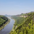 Vyhlídka Kleine Bastei (Malá Bašta) nad Schmilkou nezískala své jméno náhodou. Tak jako její větší sestra vyhlídka Bastei u Rathenu, nabízí nádherné výhledy na stolové hory Saského Švýcarska a do kaňonu řeky Labe.
Kleine Bastei (276 m. n.m.) nad obcí Schmilka je nádherné vyhlídkové místo. V úhlu 180 stupňů zde defilují všechny stolové hory Saského Švýcarska [...]