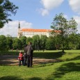 Na počátku dubna tradičně otevírají své brány památkové objekty. Děčínský zámek představuje v tomto ohledu jednu z mála výjimek – je totiž otevřený po celý rok. Přesto i zde začátek dubna znamená změnu. Rozjíždí se řada programů, které přes zimu v nabídce nejsou.
Patří mezi ně především Prohlídky s tajemnou postavou, kterou na Děčíně představuje pan [...]