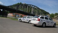 Dne 18.5.2013 ve 4.30 hod. oznámil občan z DC2 tři kluky a dvě holky, kteří rozkopali popelnice na křižovatce ulic Riegrova a Purkyňova a jdou směrem dolů ulicí. U železničního viaduktu byla skupinka zadržena hlídkou MP. Skupinka pod dohledem strážníků nepořádek uklidila. Záležitost hlídka vyřešila uložením blokových pokut.
Dne 18.5.2013 ve 2.24 hod. spatřila obsluha kamerového [...]