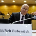 Česko má prvního komunistického hejtmana. Do čela Ústeckého kraje zvolili zastupitelé předsedu krajského výboru KSČM Oldřicha Bubeníčka. Funkci mu zajistila pohodlná většina, kterou v zastupitelstvu má koalice KSČM s ČSSD.
Pro Bubeníčka na úterním ustavujícím zasedání hlasovalo 39 zastupitelů, 12 bylo proti a jeden se zdržel hlasování.
“Budeme se snažit navázat na vše pozitivní, co tady bylo [...]