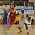 BK Děčín vs BK JIP Pardubice – 90:81 (22:24 45:43 70:57)
Děčínský kormidelník Pavel Budínský počítal před Zápasem 3 ztráty, když ke zraněnému power forwardovi Robertu Landovi se přidal i jeho křídelní kolega Admir Alič, který si v poslední čtvrtině druhého špílu poranil klenbu na noze. Hostující kouč Dušan Bohunický přivezl do Děčína jedenáctku borců, když tentokráte [...]