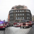 V Děčíně dopoledne hořel byt v jednom z domů v městské části Podmokly. Hasiči uvnitř objevili mrtvého sedmatřicetiletého muže. Policisté nyní zjišťují, jestli zemřel přirozenou smrtí.
Rohový čtyřpatrový dům v Divišově ulici vzplanul okolo půl desáté dopoledne. “Hořelo v ložnici bytu v podkroví. Hasiči se dovnitř dostali po žebříku oknem. Na místě nalezli jednoho člověka v [...]
