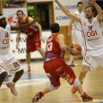 BK JIP Pardubice vs BK Děčín – 92:80 (23:17, 58:40, 74:62)
Pardubický kouč Dušan Bohunický měl v Zápase 4 k dispozici kompletní tým. Děčínský lodivod Pavel Budínský se bohužel stejně jako v předchozím klání musel obejít bez dvou základních stavebních kamenů své družiny – pivota Roberta Landy a křídelníka Admira Aliče.
Průběh zápasu:
V úvodních téměř třech minutách čtvrtého čtvrtfinálového klání jako [...]