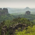 V samém srdci národního parku Saského Švýcarska, nedaleko Bad Schandau, se rozprostírá impozantní říše plná pískovcových skalních věží, divokých roklí a neprostupných hvozdů. Z vrcholků skal jsou nádherné daleké výhledy, které nemají srovnání. Ale jak se tam dostat? 
Je to snazší než by se na první pohled zdálo. Pojedete vlakem, lodí i autobusem – a [...]
