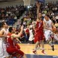 BK Děčín vs BK JIP Pardubice – 81:82 (19:22 38:35 64:57)
Děčínský kormidelník Pavel Budínský postrádal i v rozhodujícím pátém utkání série dvojici zraněných klíčových borců, tedy pivota Roberta Landu a křídelníka Admira Aliče. Naopak kouč Beksy Dušan Bohunický měl opět k dispozici kompletní tým.
Průběh utkání:
V úvodu pátého, tedy rozhodujícího utkání celé série byla na obou soupeřích znatelná nervozita [...]