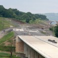 U Dobkoviček mezi Velemínem a Litochovicemi nad Labem v Českém středohoří zavalil mohutný sesuv půdy stavbu posledního nedokončeného úseku dálnice D8. Obec by podle geologa ohrožená být neměla.
“Sesuv nám byl hlášený kolem šesté hodiny ráno ve Velemíně-Dobkovičkách. Dálnice D8 byla částečně zavalená,” uvedla policejní mluvčí Šárka Poláčková.
Na místo hned vyrazili hasiči. “Je to masivní sesuv [...]