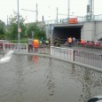 Během několika minut se začne zatápět Pětimostí. Doprava bude tedy definitivně uzavřena.
Pěší se dostanou z jedné strany na druhou pomocí železniční kyvadlové dopravy, která jezdí podle aktuální potřeby. Na vlak navazuje MAD doprava, která jezdí kyvadlově na konečné.
Evakuovaných je v tuto chvíli 1 500 osob.
Pitná voda teče ve všech domácnostech.
ČEZ začal odpojovat objekty v zaplavovaných [...]