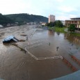 Odhad hladiny Labe na středu dopoledne je 11,3m.
Evakuace osob musí být rozšířena. Počítejte s délkou evakuace přibližně 8 dní. Evakuovat se musí obyvatelé Podmokelské ulice v části od křižovatky ČS. Mládeže po křižovatku s Bezručovou ulicí.
Levou stranu Labe musíme bohužel nechat přirozeně zatopit. Pětimostí nebude průjezdné zřejmě od 4 hodin ráno.
Průjezd u kruhového objezdu u mototechny [...]